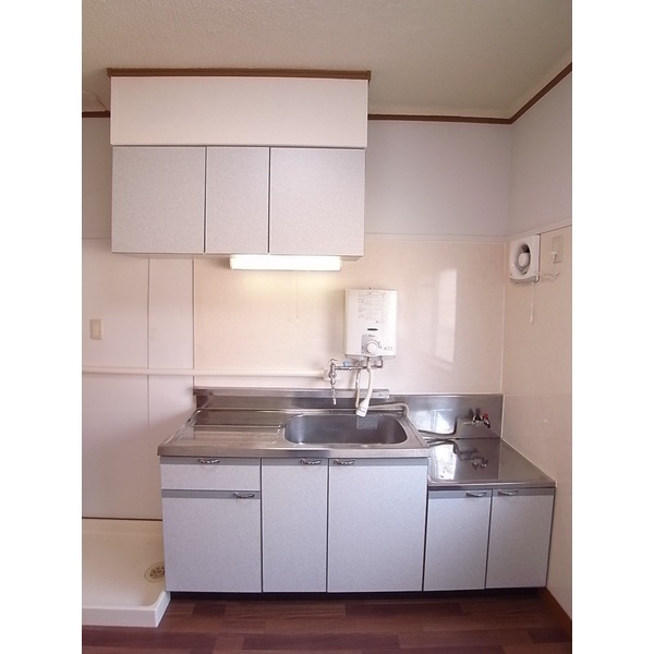 Kitchen. Gas stove can be installed