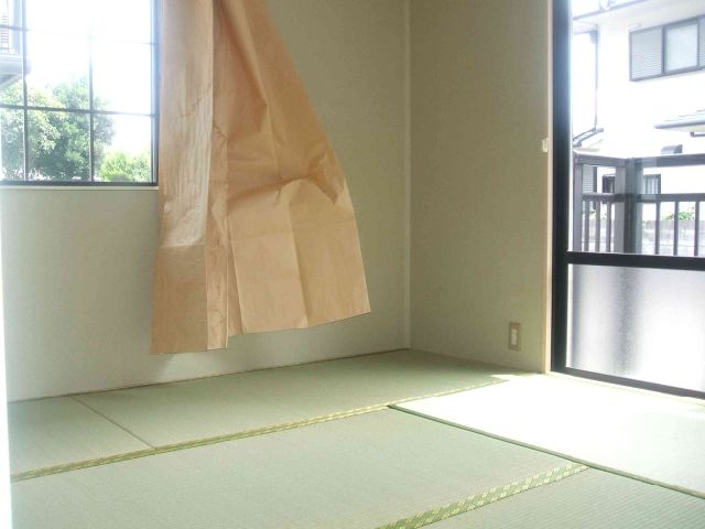 Living and room. Also it has become a beautiful tatami. 