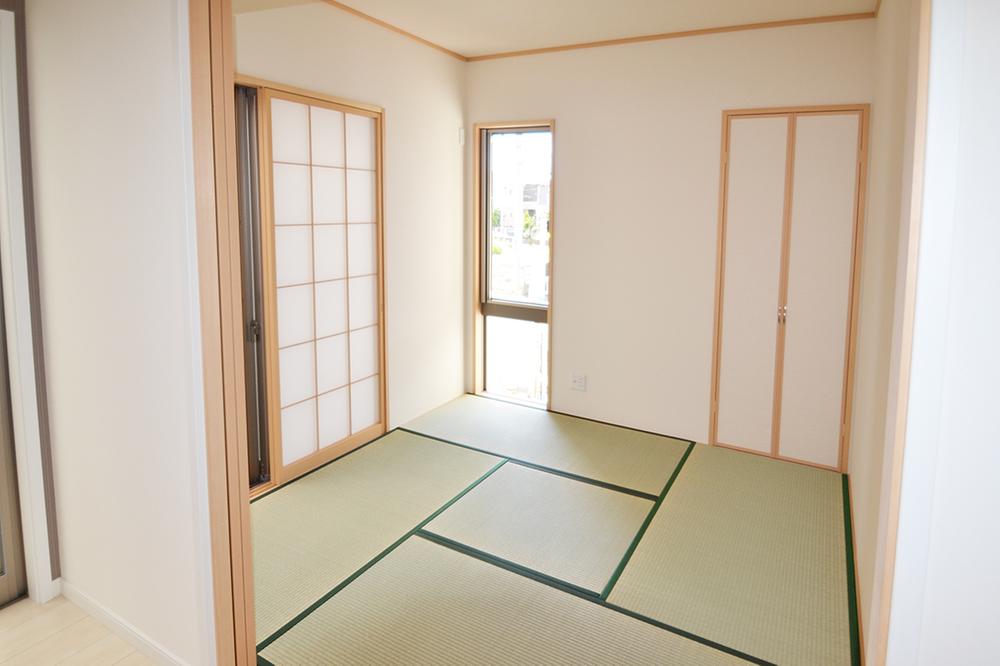 Non-living room. It is a handy Japanese-style room as a drawing room. 