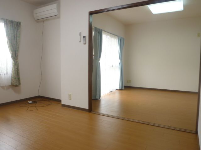 Living and room. By connecting the Western-style room it can also be used as a 13.5 Pledge of living