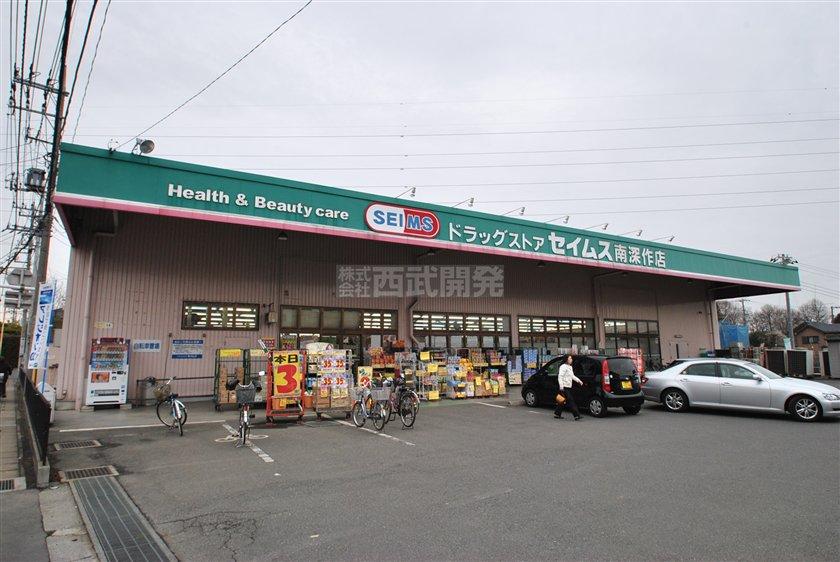Drug store. 600m until Seimusu