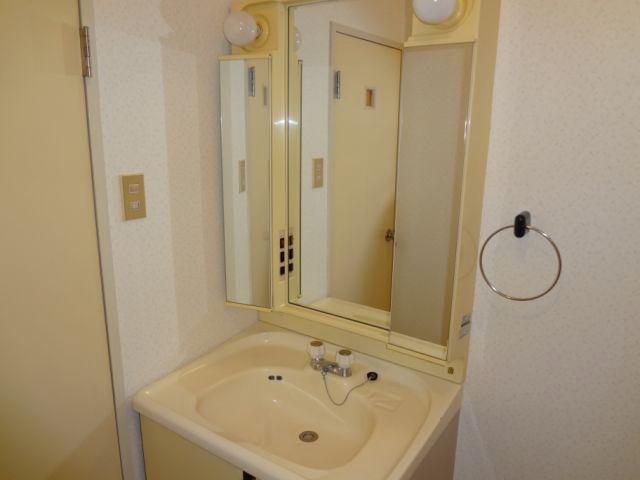 Washroom. Independent basin margin of the three-sided glass