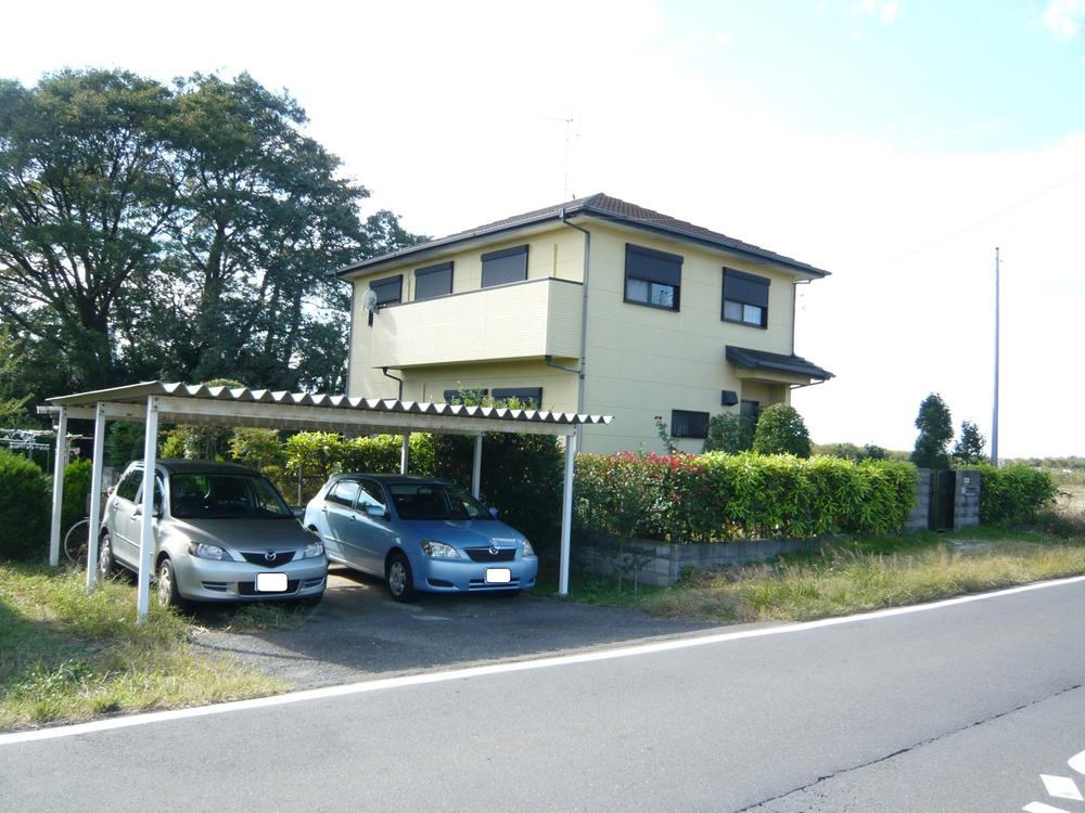 Local photos, including front road. It is also covered by two parallel garage!