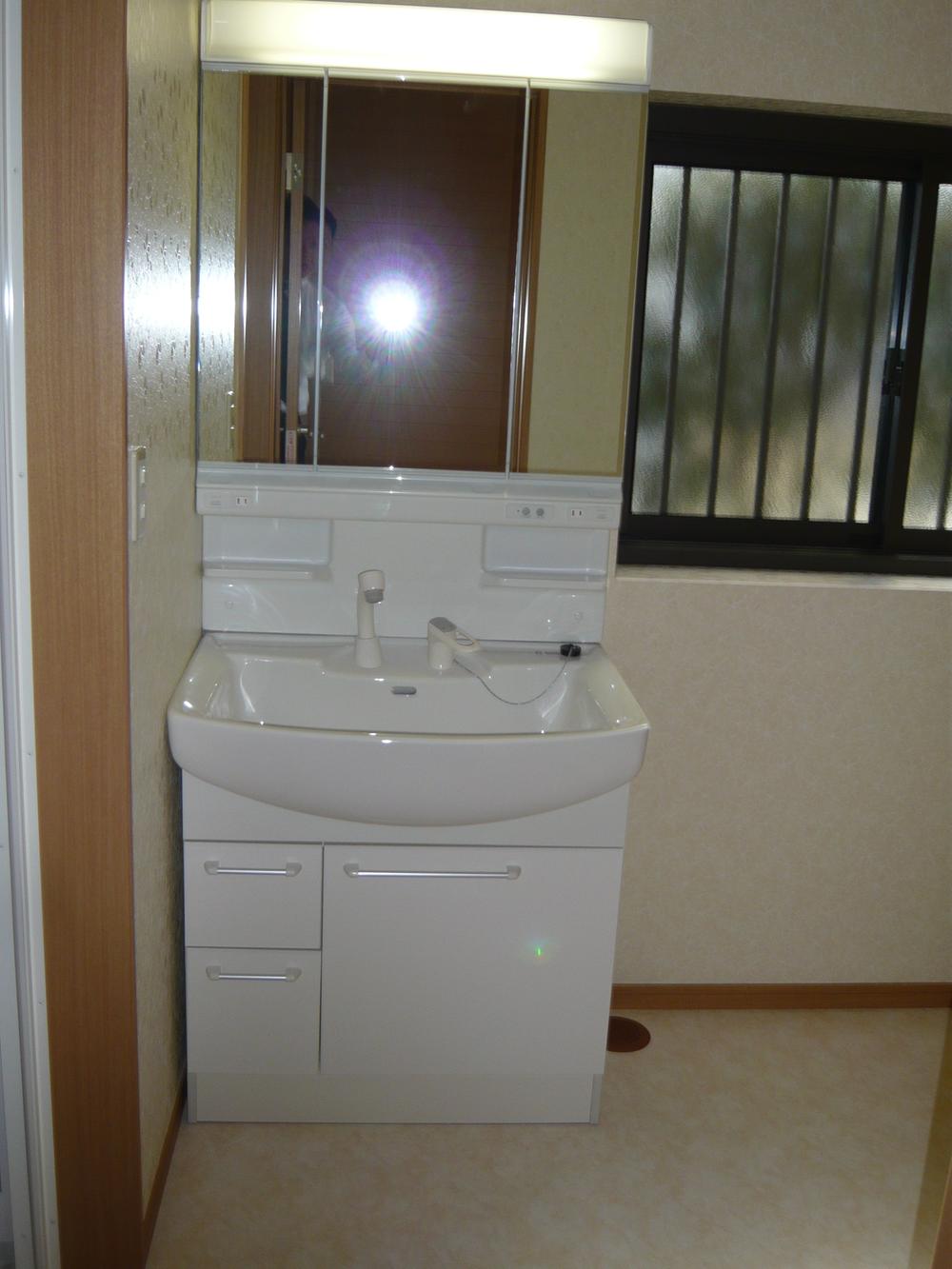 Wash basin, toilet.  ■ Three-sided mirror vanity!
