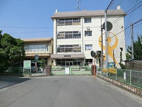 Primary school. 1100m until the Saitama Municipal Uesui Elementary School