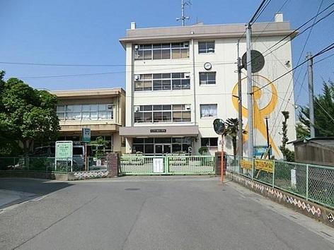 Primary school. 1100m until the Saitama Municipal Uesui Elementary School