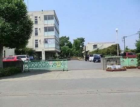 Junior high school. 995m until the Saitama Municipal Uesui junior high school