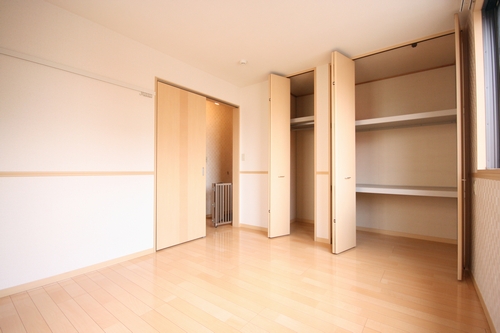 Living and room. Storage is a large Western-style! This is the brightness in the north!