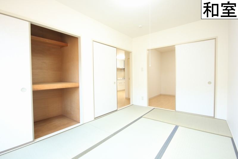 Living and room. Spend leisurely! Japanese-style room is calm after all