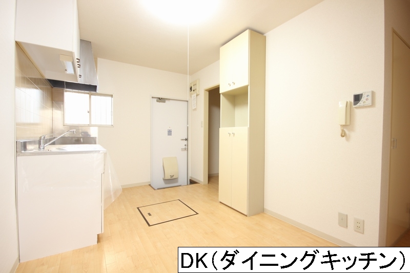 Living and room. There is under-floor storage! It was newly established!