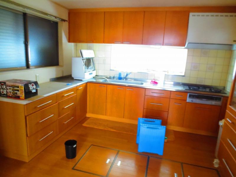 Kitchen. Local (11 May 2013) Shooting