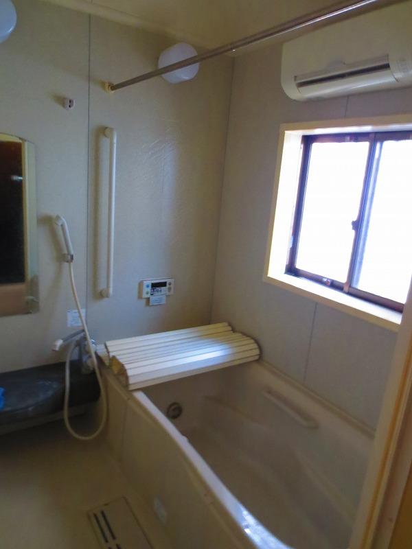 Bathroom. Local (11 May 2013) Shooting