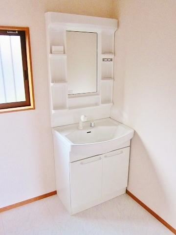 Wash basin, toilet. Building 3 Vanity room