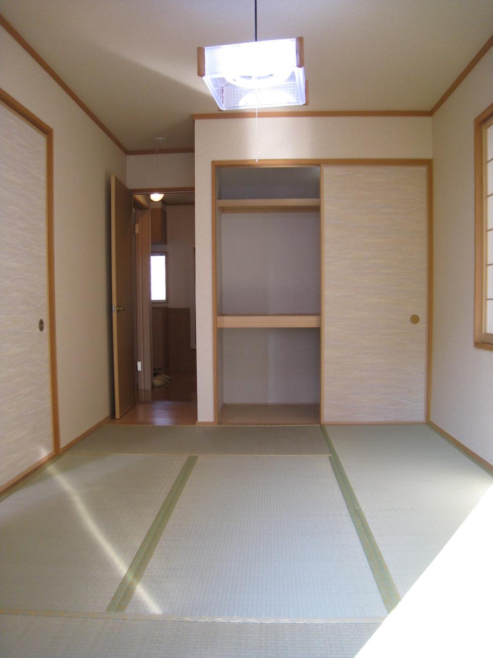 Non-living room. Living adjacent of Japanese-style room.