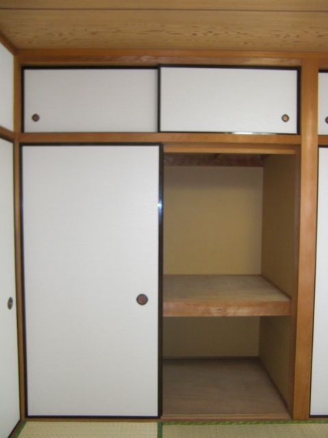 Receipt. Upper closet is also attached There are three and a half between the storage of excellent storage capacity.