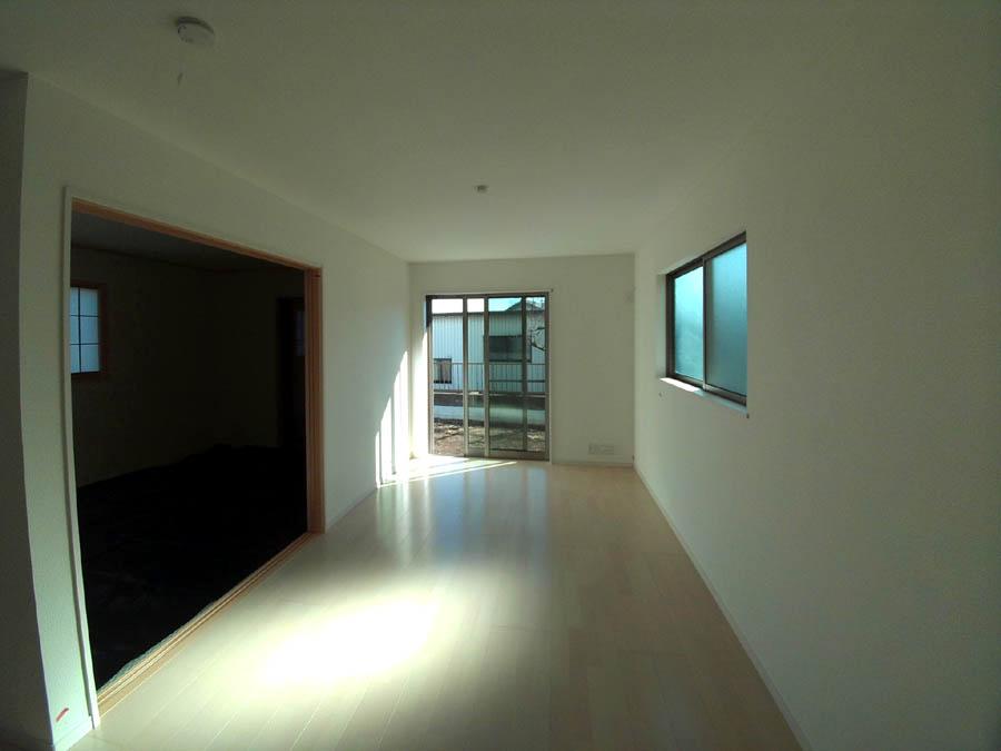 Living. Was building completed. Such as the actual image from per yang, We have to wait all the time so you can see directly. 