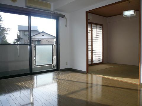Living. Yang per good! It is the LDK and a Japanese-style room with a sense of unity!