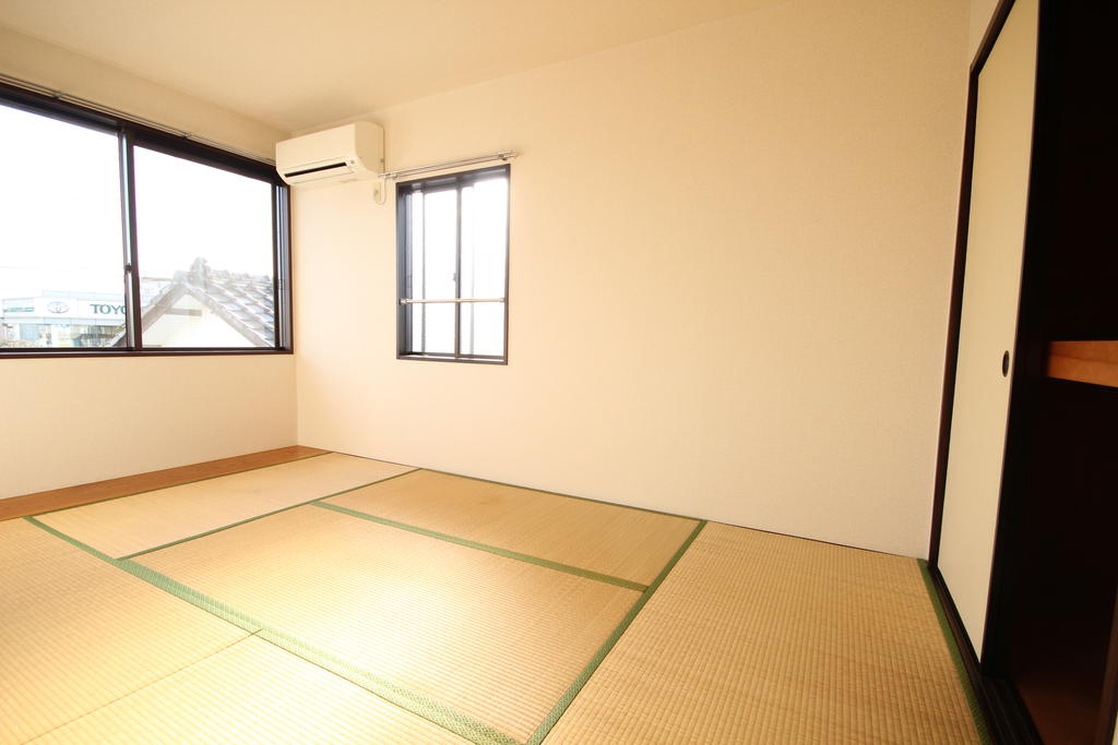Living and room. Warm up in the Japanese-style room! And re-covering as soon as they tenants!
