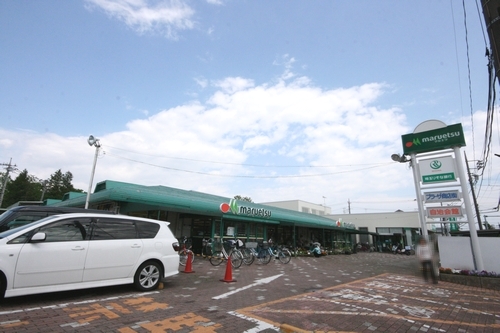 Supermarket. Maruetsu to (super) 1046m