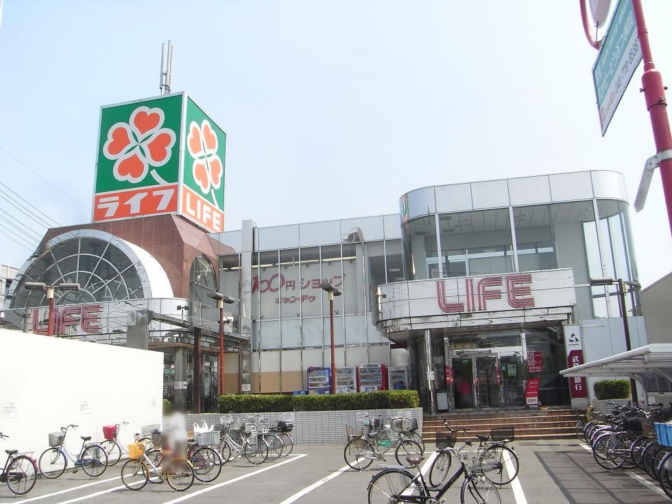 Supermarket. Until Life Sashiogi shop 820m