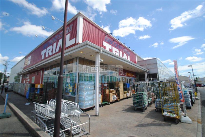 Shopping centre. 880m until trial