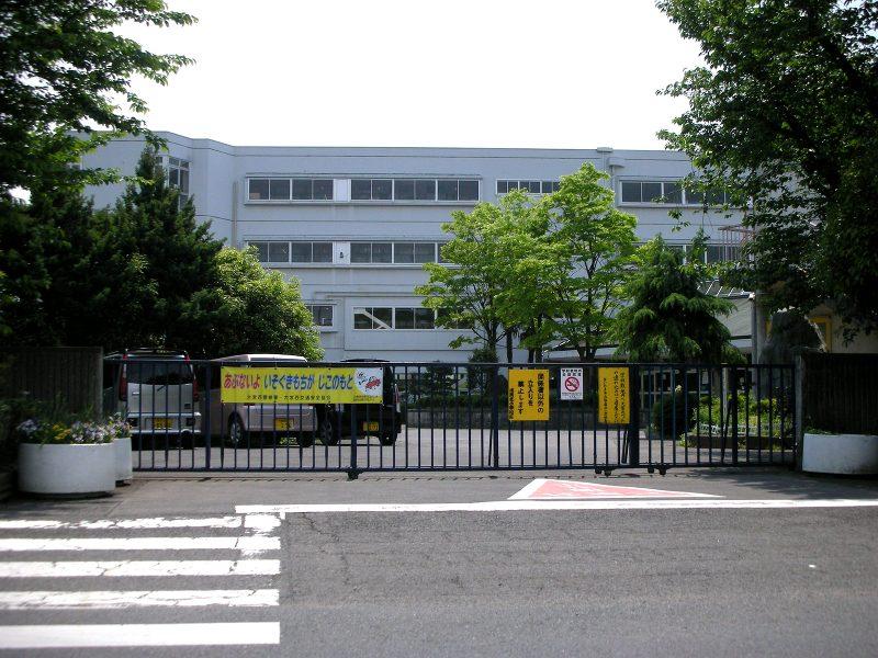 Primary school. Sashiogikita until elementary school 960m