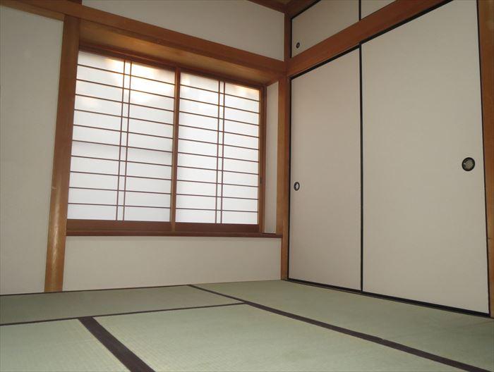 Non-living room. Sun enters softly through the sliding door to the Japanese-style room.