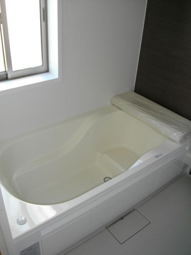 Same specifications photo (bathroom). Spacious bathtub construction cases