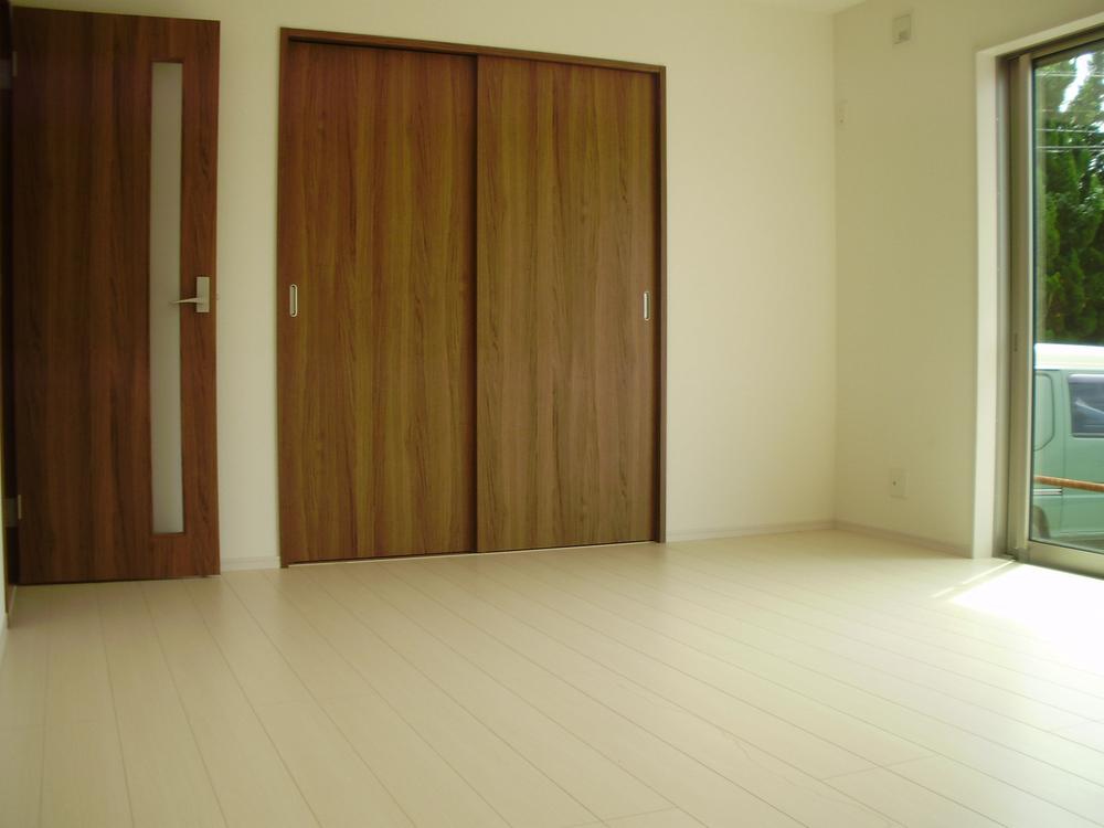 Same specifications photos (living). Living entering bright sunlight 