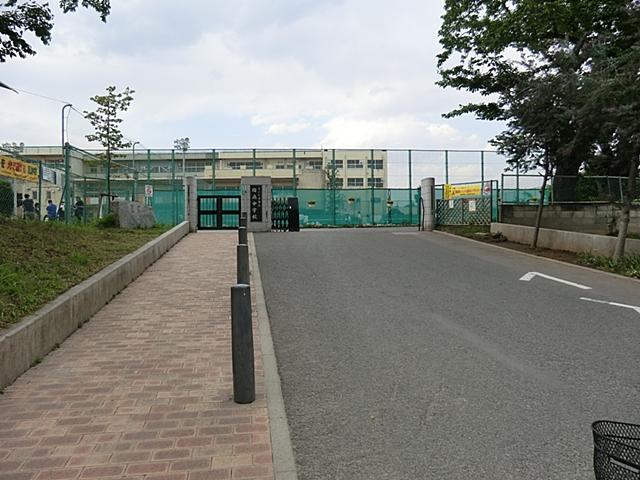 Junior high school. 1475m until the Saitama Municipal Sashiogi junior high school