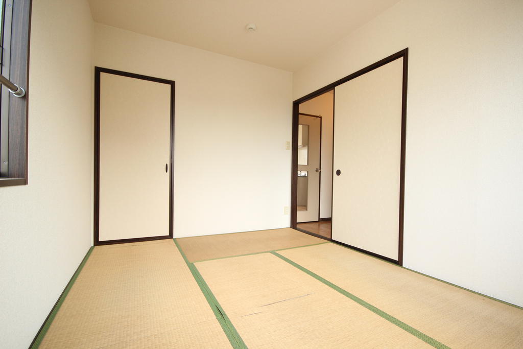 Living and room. Tatami is re-covered at a later date