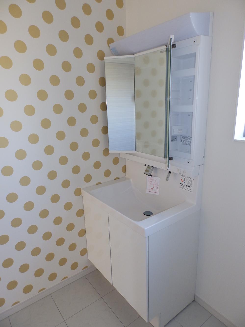 Wash basin, toilet. ◆ With anti-fog coat three-sided mirror ◆ It reduces the cloudy instantly without the use of electricity.