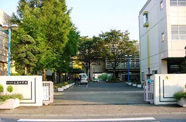 Junior high school. It is a school full of flowers and greenery greet the 950m founding 28 years to Saitama City Tsuchiya junior high school.