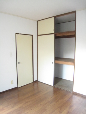 Living and room. Western-style storage of there upper closet to 8 pledge!