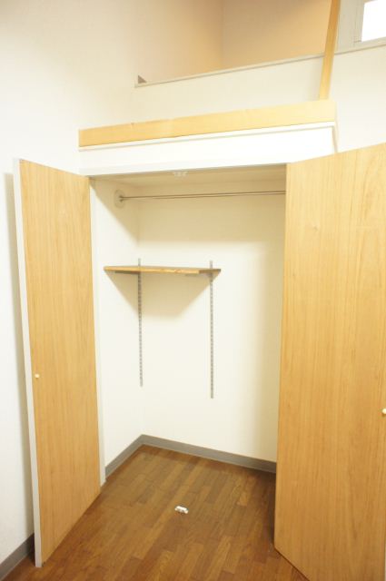 Receipt. Storage closet type. There is also a shelf that can change the height