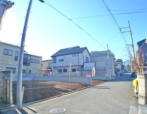 Local photos, including front road.  ・ Local (2014 January shooting)  ・ 2 minute walk to the bus stop!  ・ Within walking distance Omiya Station! 