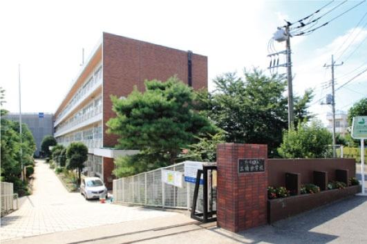 Junior high school. Numerous education guidance feature that incorporates a unique approach in the 960m unique to Mitsuhashi junior high school