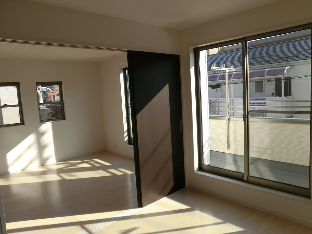Non-living room. 2 Kaiyoshitsu. Then insert plenty of sunshine from large windows. 