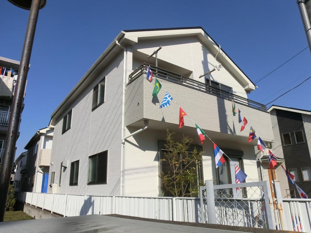 Local appearance photo. 1 Building. Was model completed. Yang per in the southeast corner lot ・ It is good for both ventilation. 