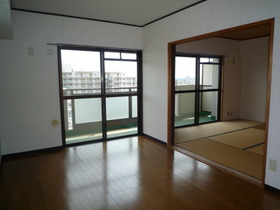 Living and room. 12.7 is the Pledge living dining and 8 pledge of the spread of Japanese-style. 