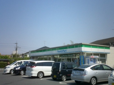 Convenience store. 450m to Family Mart (convenience store)