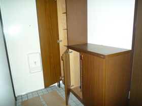 Entrance. Cupboard. There are storage capacity