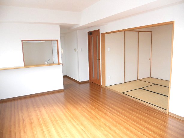 Living and room. Spacious space of about 19 tatami and remove the sliding door of the living room