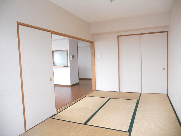 Other room space. 7.5 Pledge of Japanese-style room with closet bright facing the Nishimen balcony