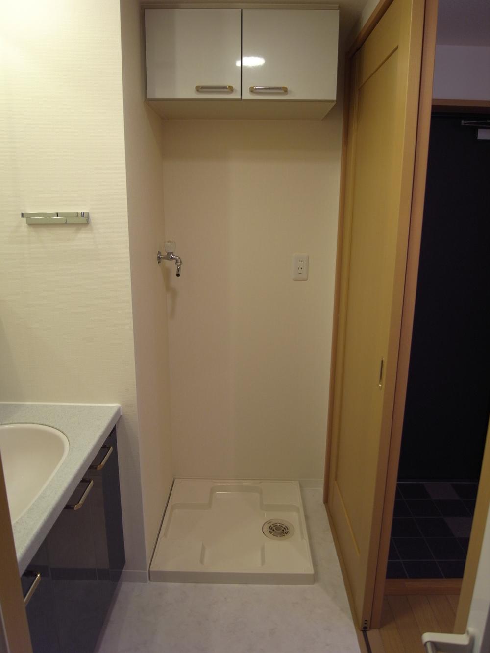 Wash basin, toilet. Indoor (10 May 2013) Shooting