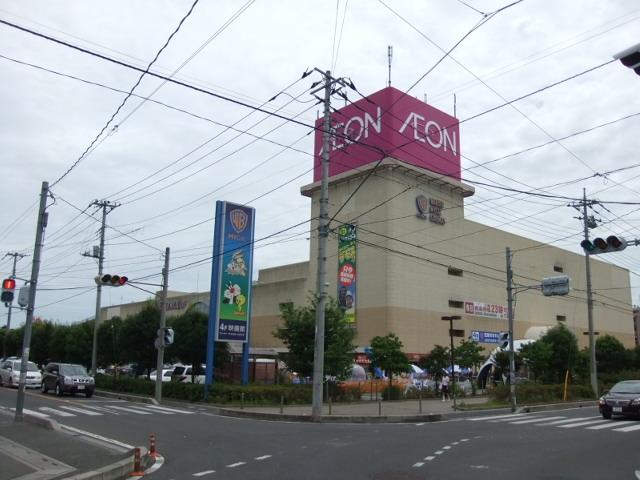 Shopping centre. 1300m large shopping center within walking distance to the ion Omiya! There is also a movie theater. 