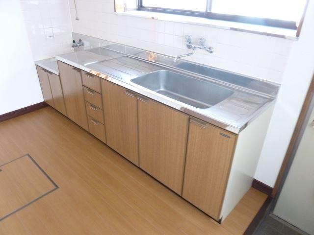 Kitchen. Spacious kitchen! It is easy to cook. 