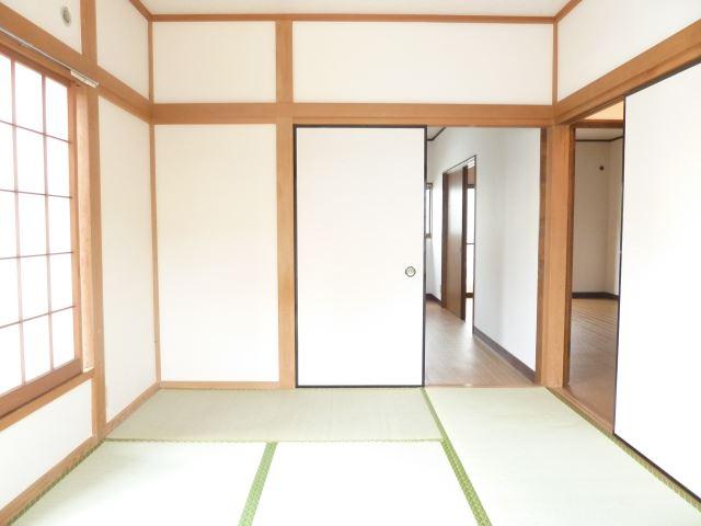 Living and room. Tatami is already exchange. 