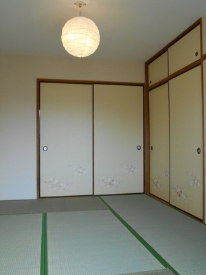 Living and room. Bright Japanese-style room 6 tatami facing the balcony