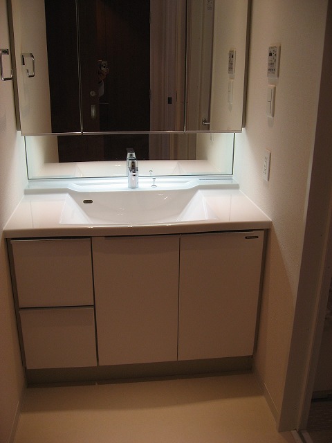 Washroom. Three-sided mirror with vanity